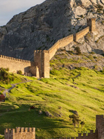 Генуэзская крепость и «Ласточкино гнездо» – в рейтинге самых узнаваемых символов России