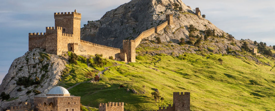 Генуэзская крепость и «Ласточкино гнездо» – в рейтинге самых узнаваемых символов России