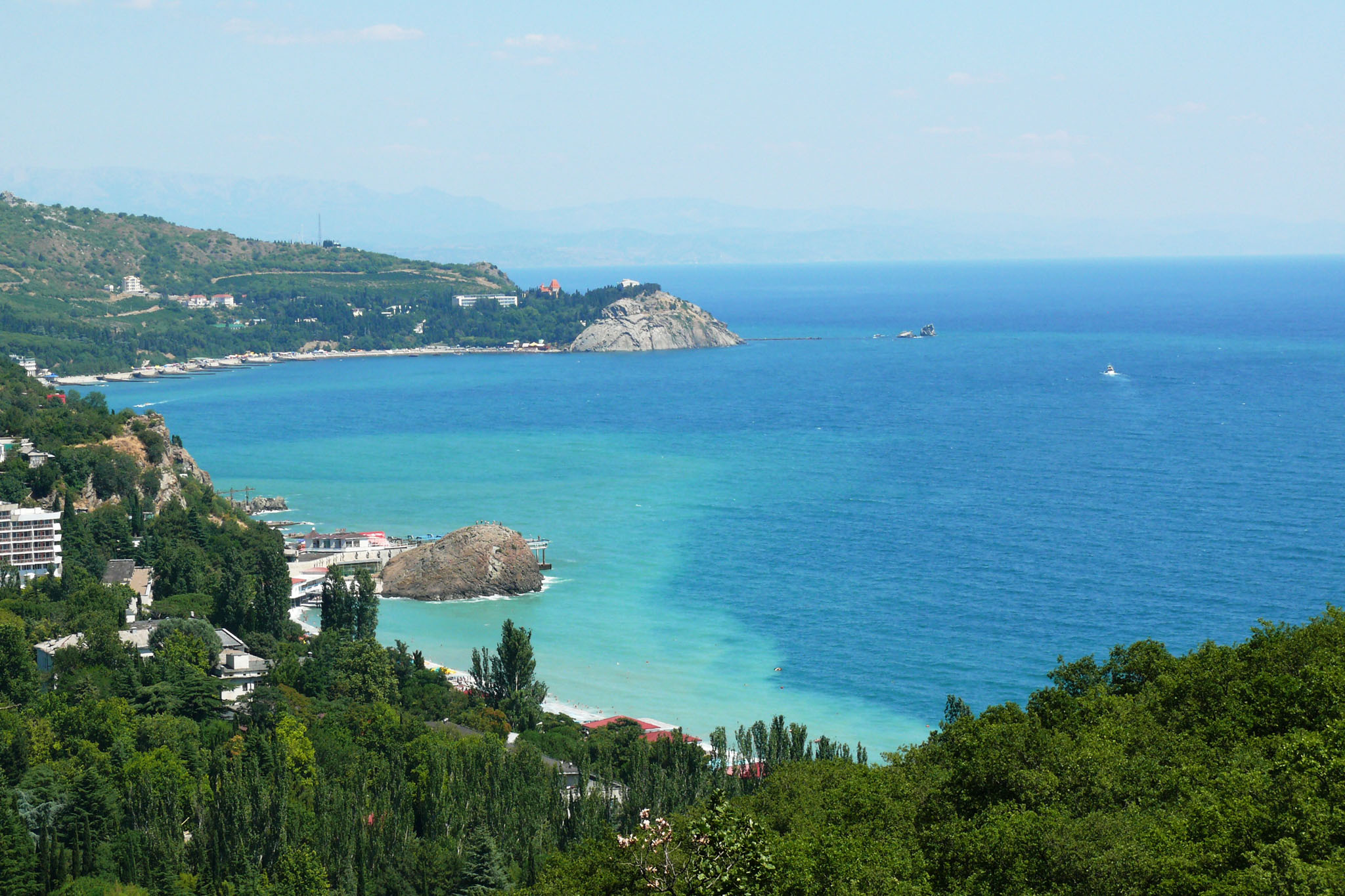 вид на алушту с моря